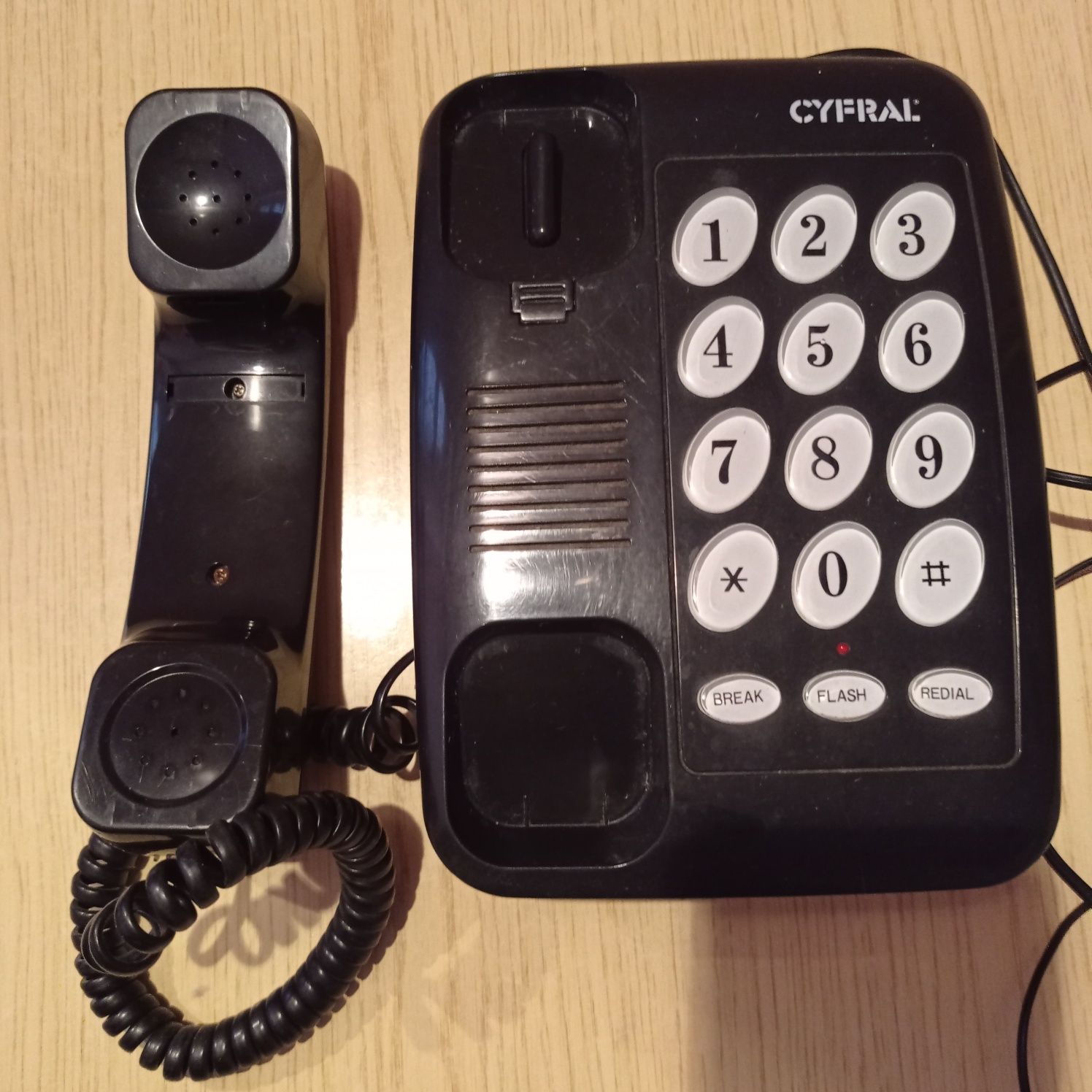 telefon PRL, czarny, przewodowy, duże cyfry, działajacy