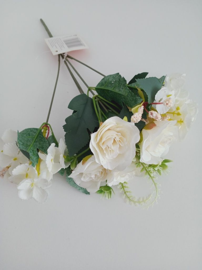 Bukiet sztucznych kwiatów
Wysokość 30 cm