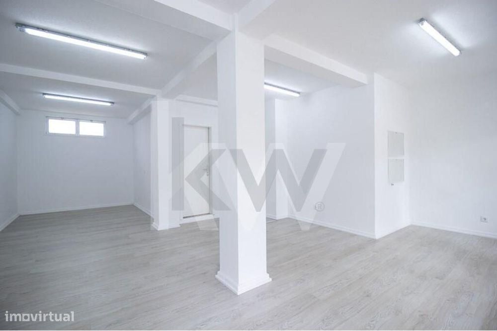 Loja remodelada para venda em Paço de Arcos com casa-de-banho e zona d