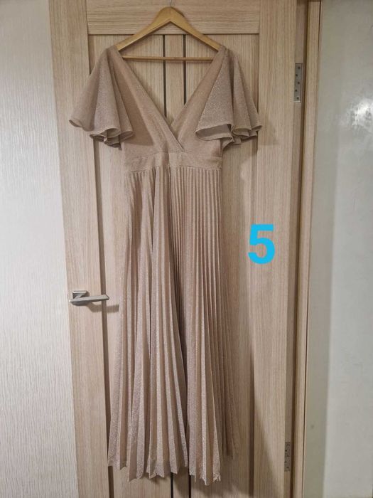 Жіноча сукня з паєтками