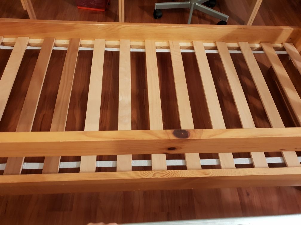 Łóżko dziecięce drewniane 160x70, materac i nieprzemakany ochraniacz