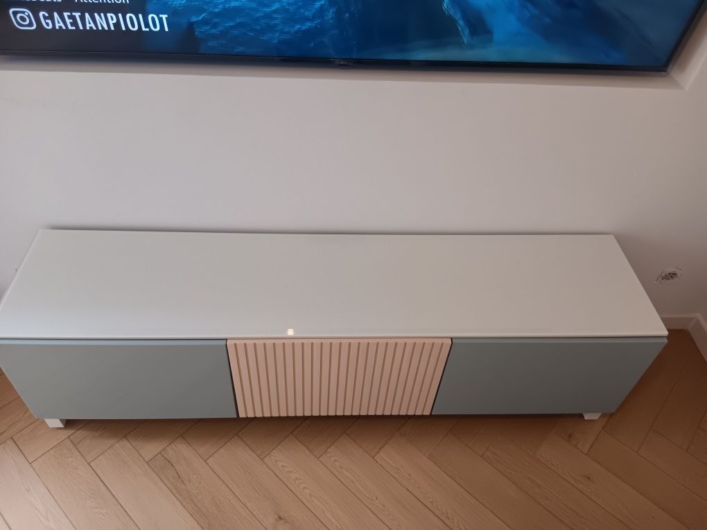 Movel TV ikea c/portas 180x42x38cm