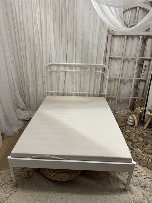 Łóżko metalowe z materacem