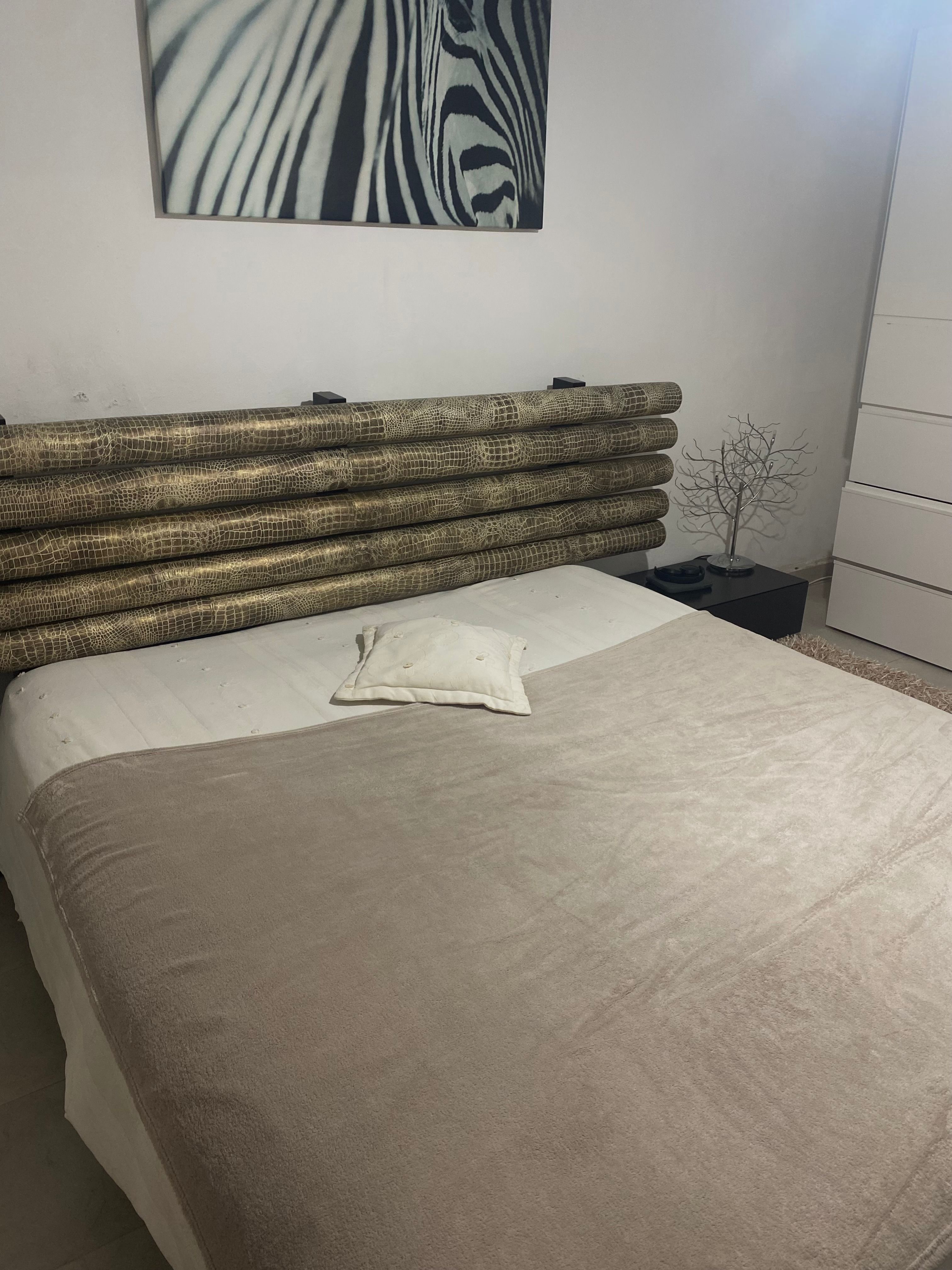 Cama King Size 1,90 m × 2,00 m + 2 mesinhas de cabeceira