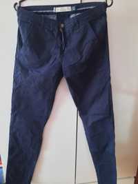 Granatowe spodnie jeansowe Bershka