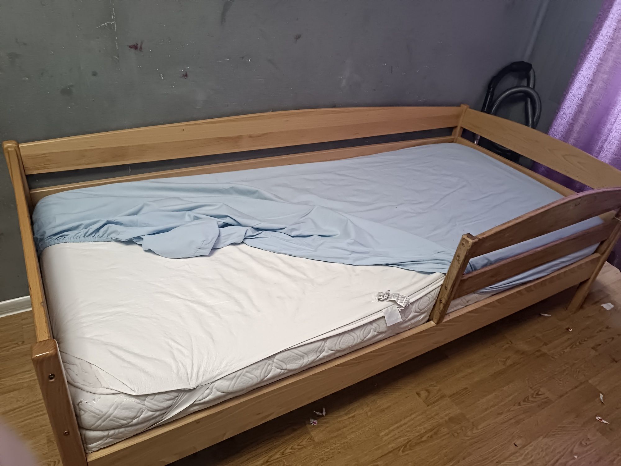 Продам два ліжка з матрасами