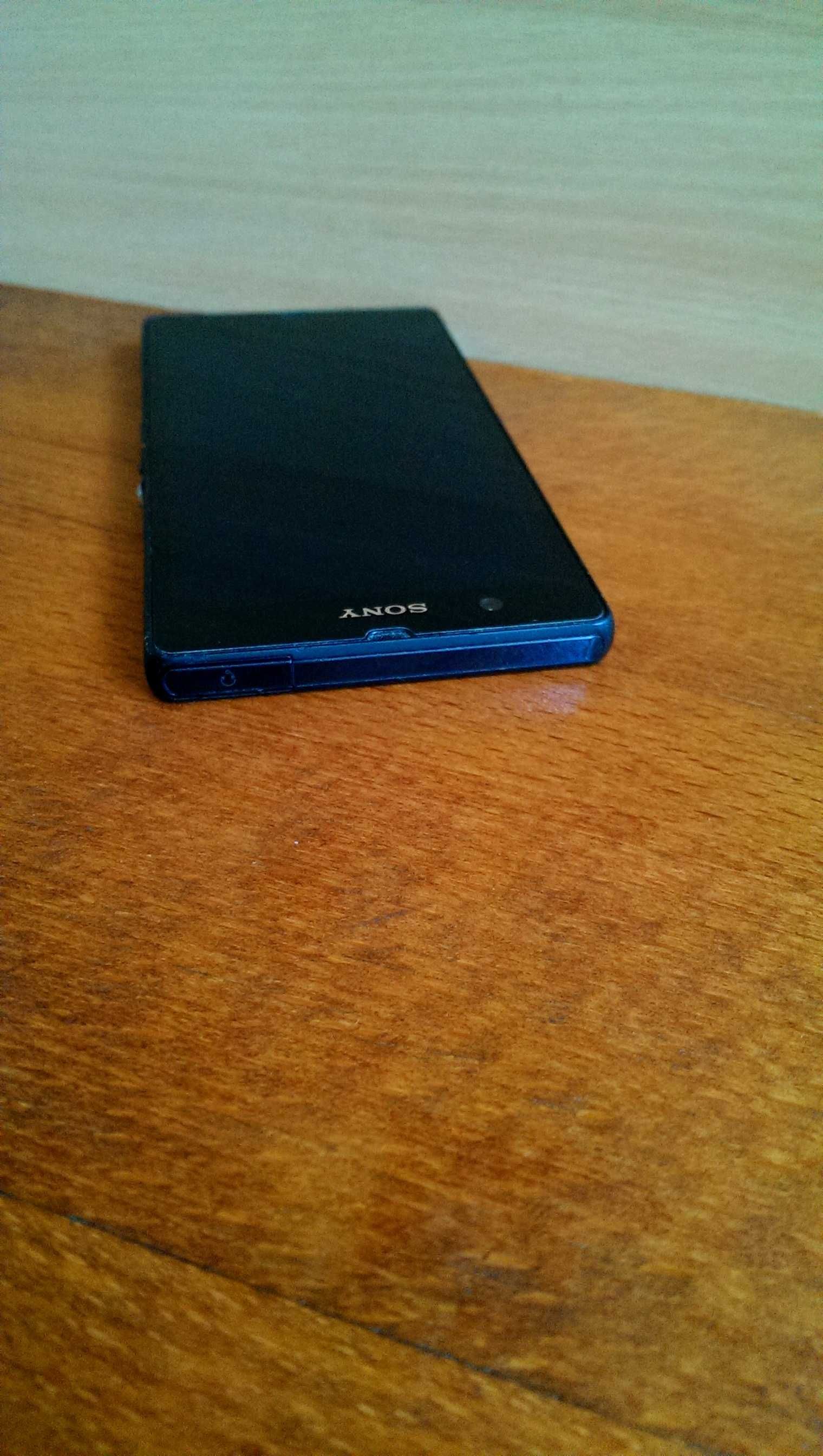 Хороший и надежный смартфон Sony Xperia Z (C6603) 2/16 с NFC
