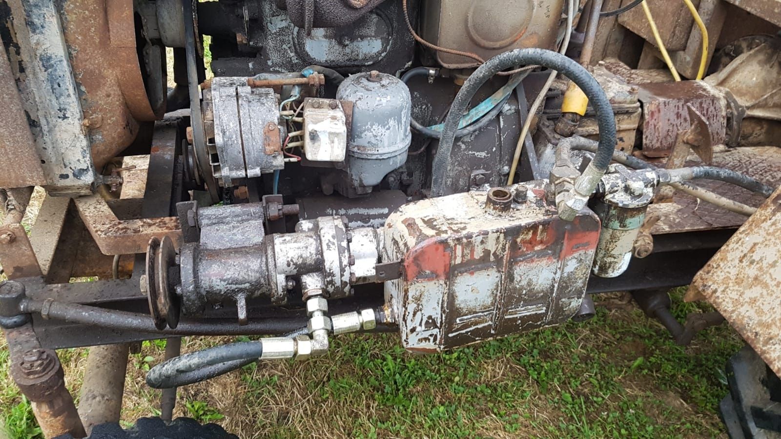Traktor sam samoróbka es z silnikiem c330