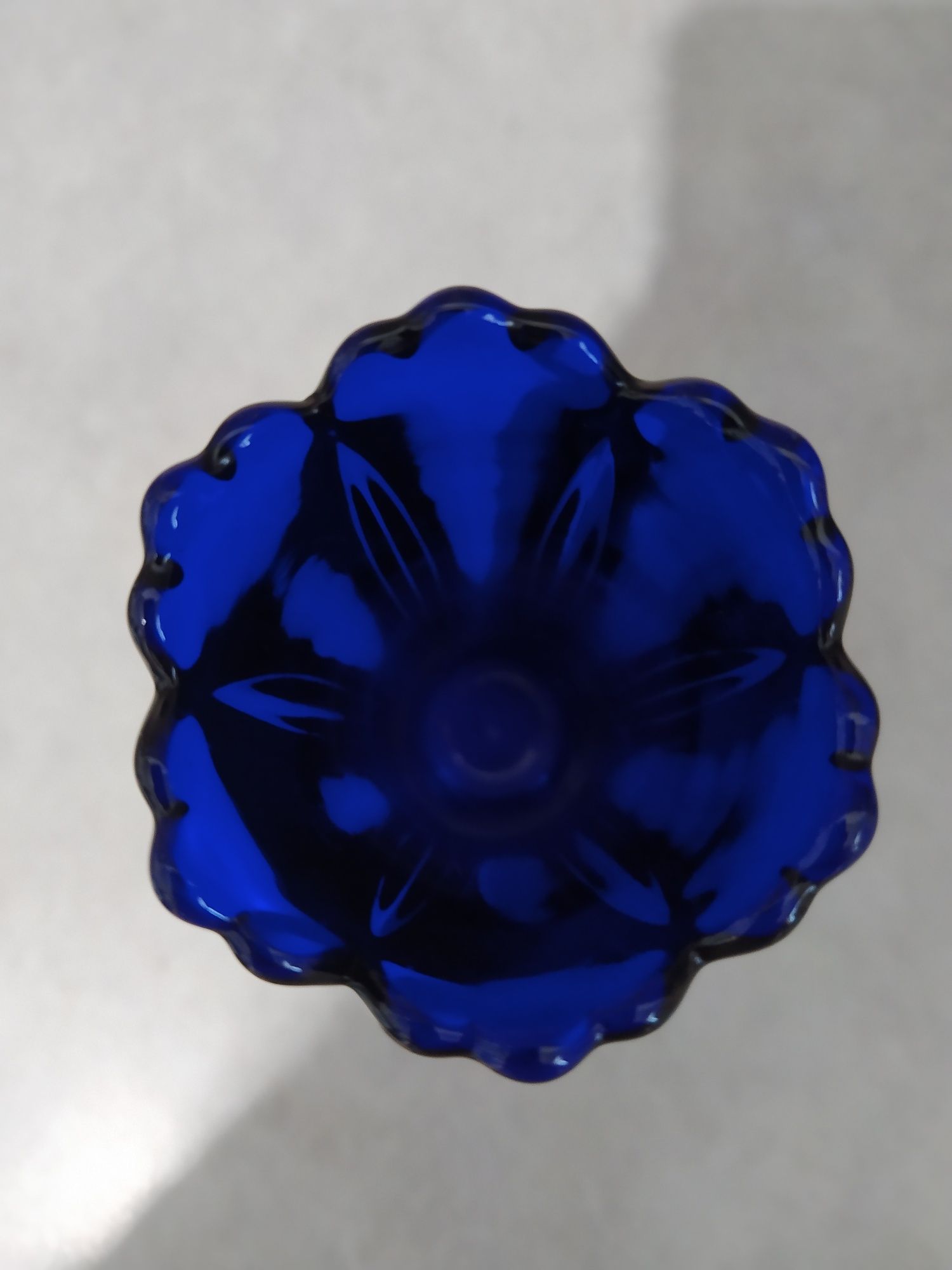 Piękny, kobaltowy wazonik