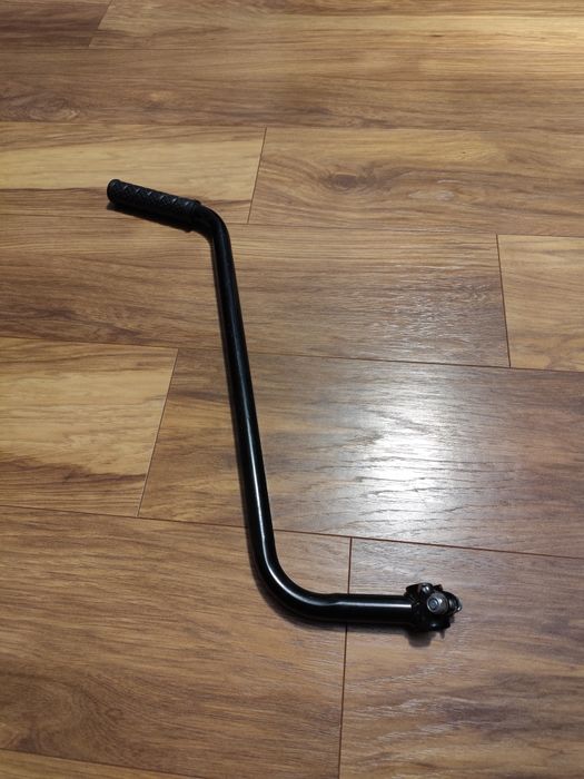 Uchwyt, drążek do roweru do nauki jazdy.