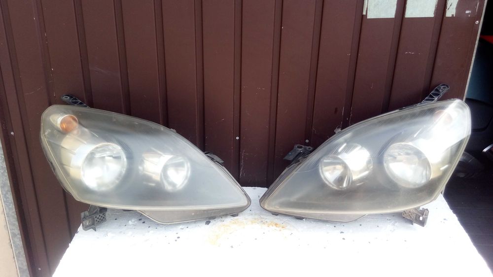 Opel Zafira B Lampa prawa lewa przód przednia