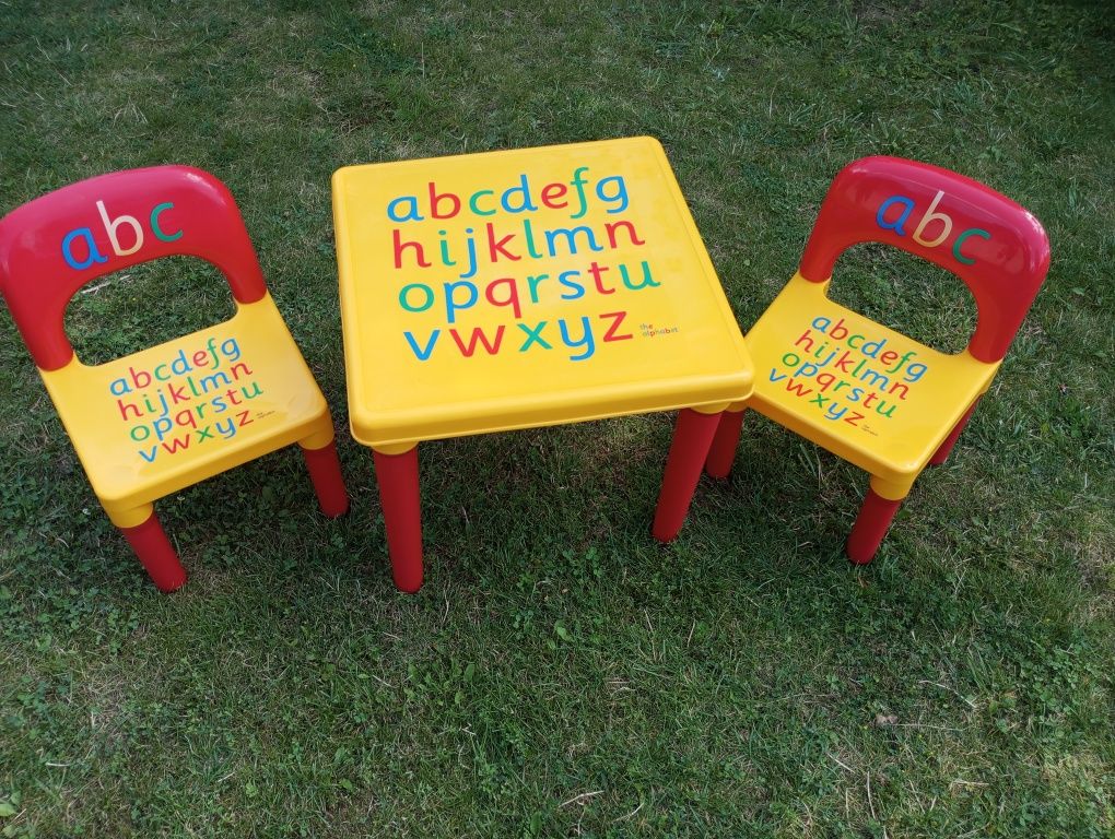 Stolik z krzesełkami