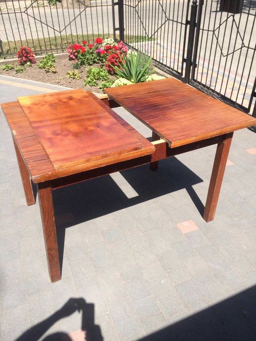 розсувний стіл та шафа