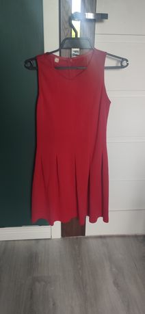 Czerwona sukienka rozkloszowana S