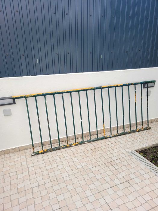 Grade de ferro com 2,15 m de largura e 84 cm de altura