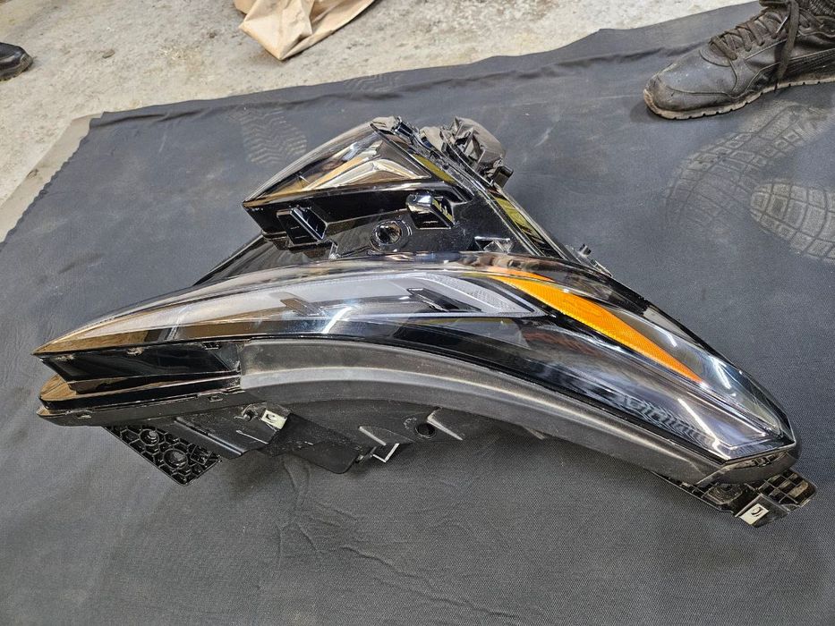 Фара права болт BOLT EUV 2023