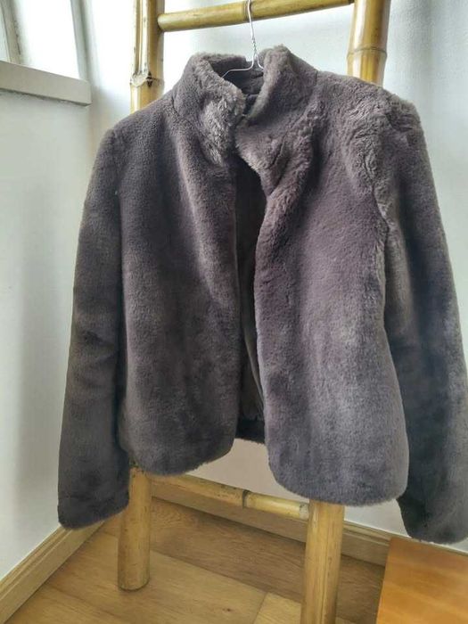 Casaco quentinho, imitação pele, curto, super elegante e como novo!