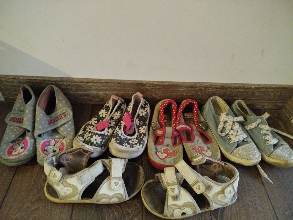 Buty dla dziewczynki koło domu