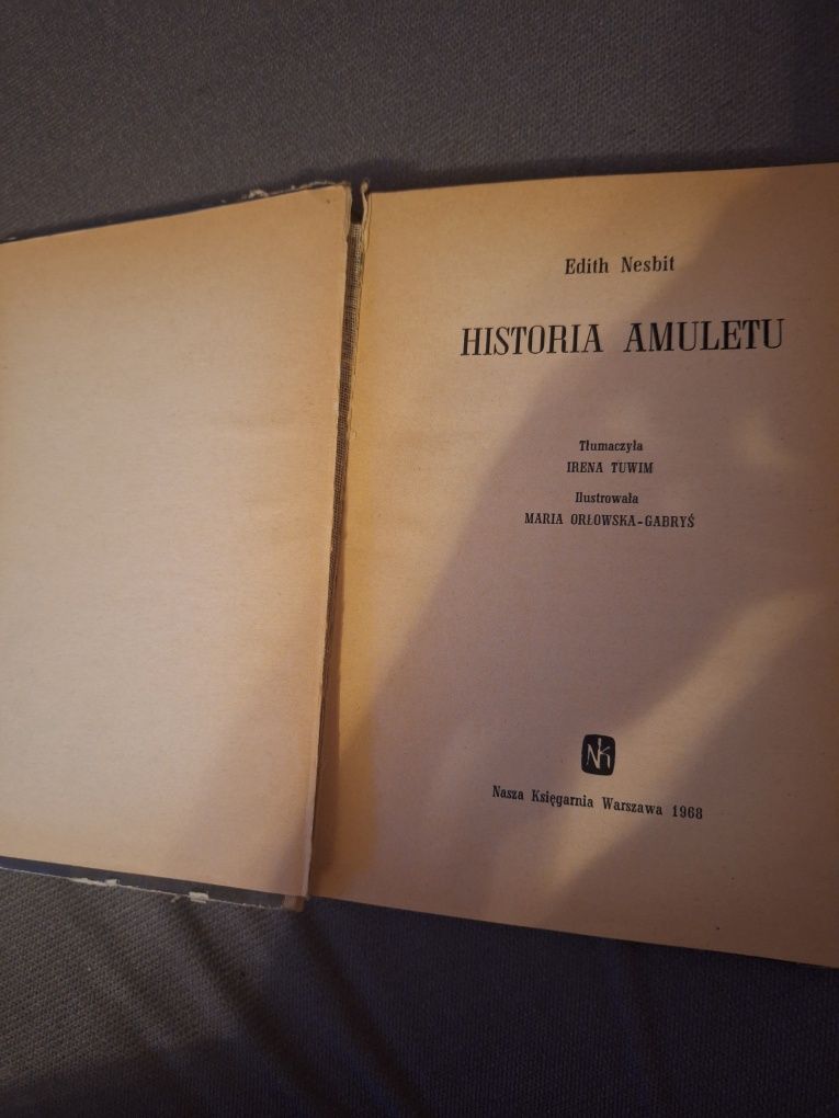 Edith Nesbit "Historia amuletu"