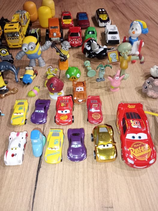 Zestaw zabawek Kinder jajo niespodzianka resoraki autka