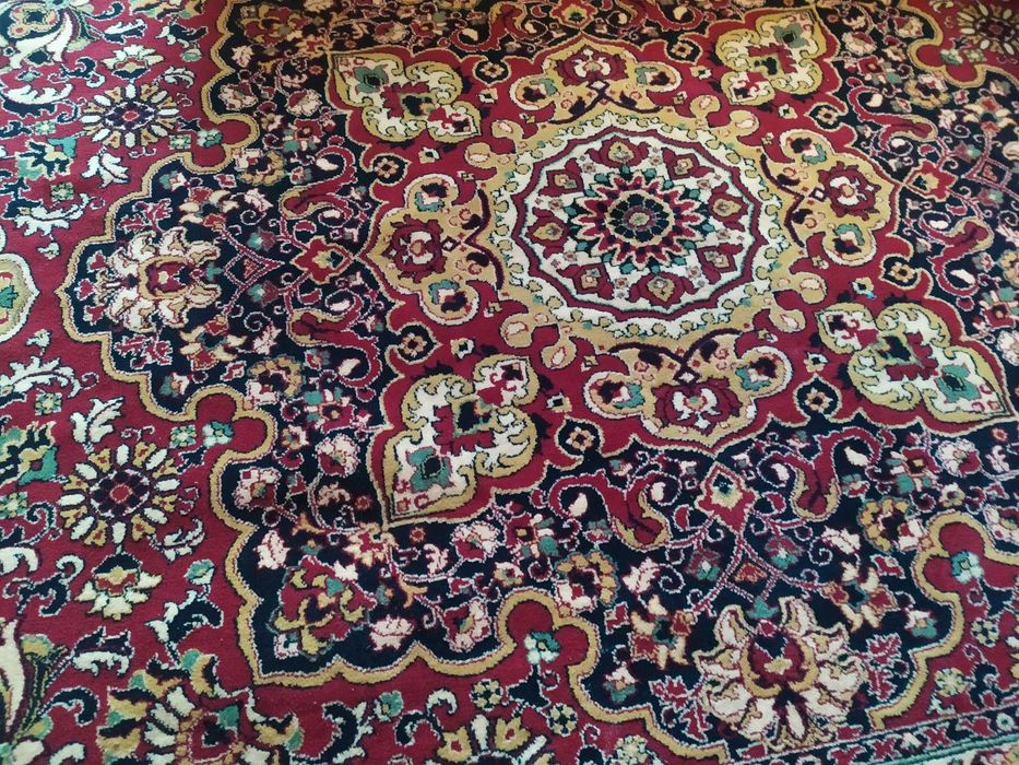 Продам ковер хорошего качества размером 2м 50см на 1м 90 см --- 2200гр