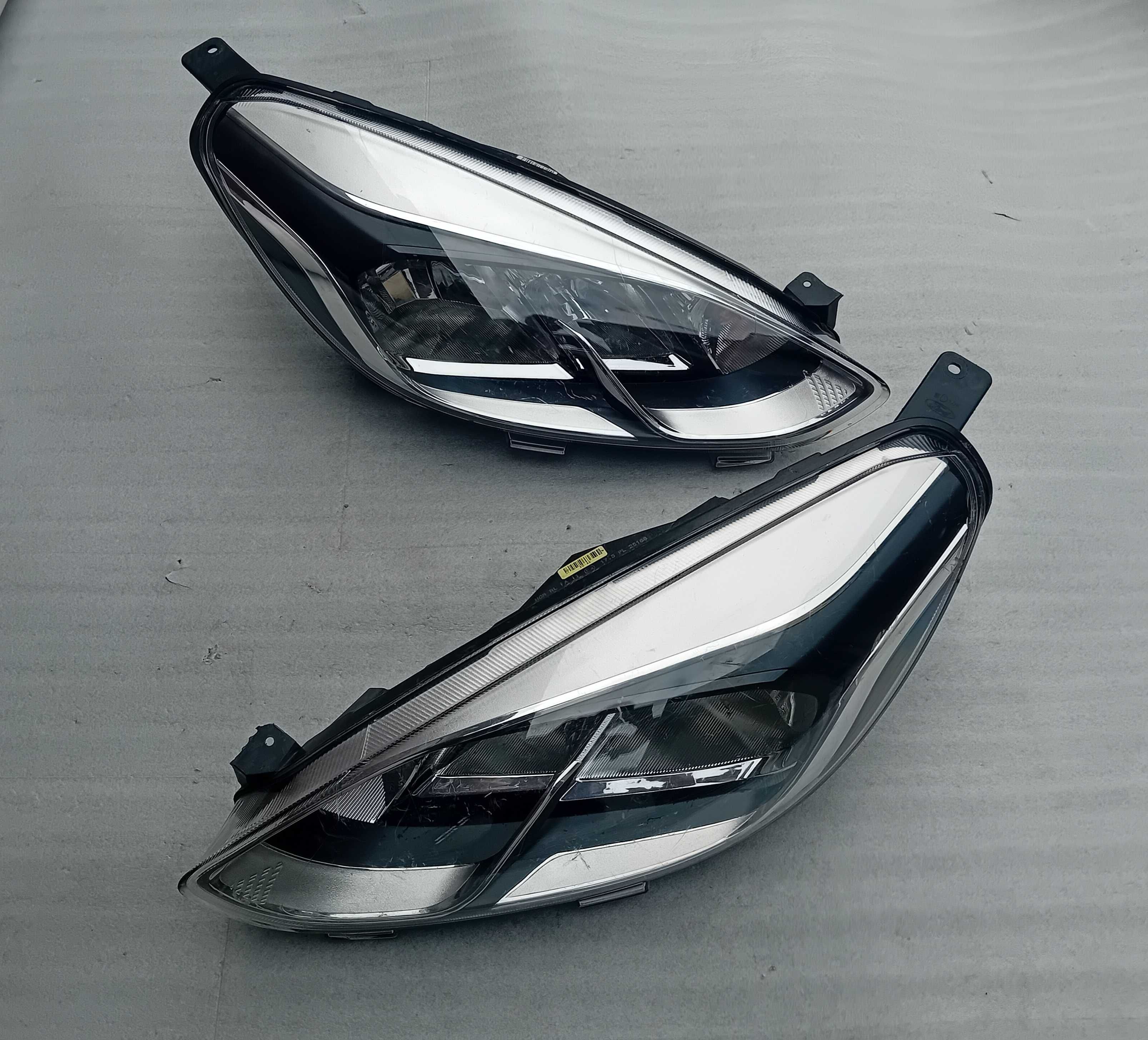 Ford Fiesta MK8 reflektory, lampy przednie.