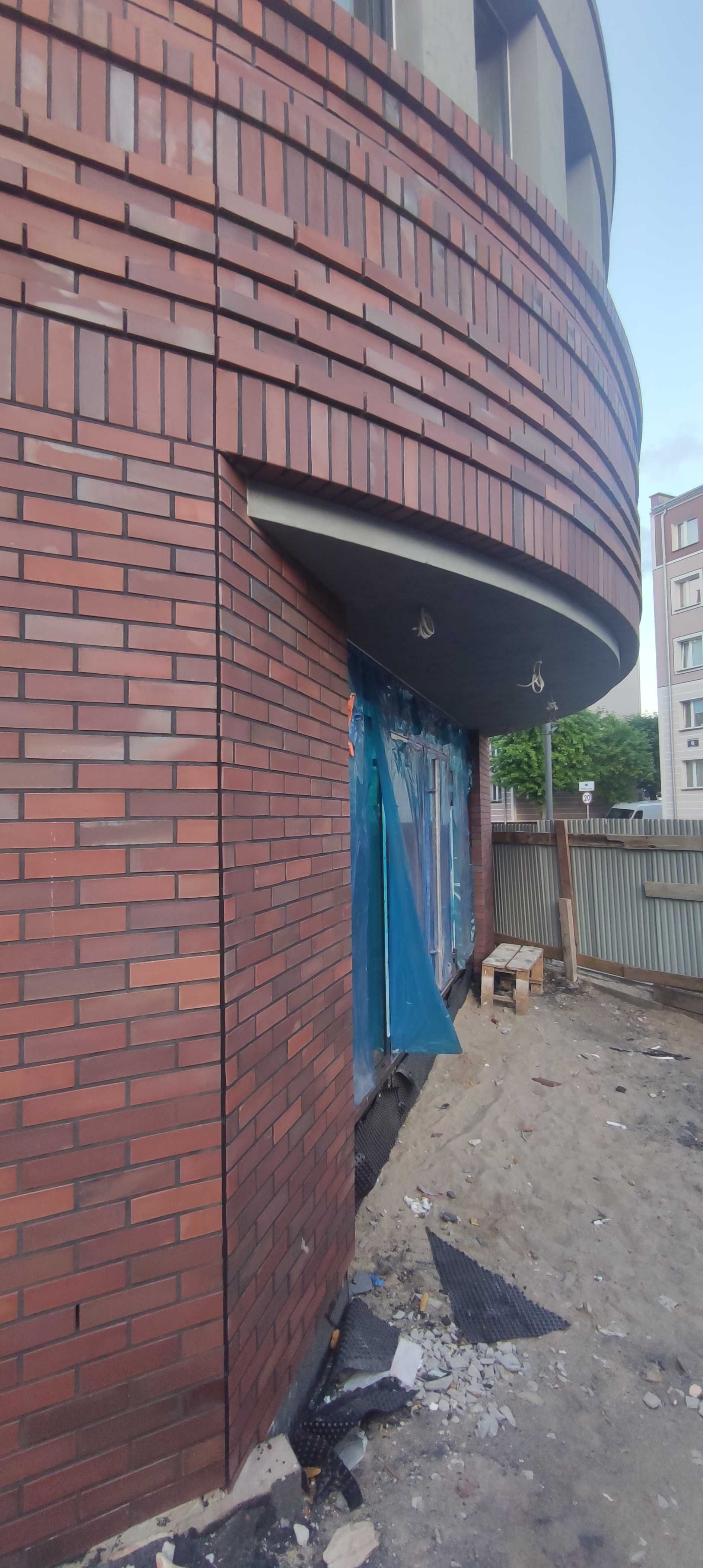 Murowanie elewacji z cegły klinkierowej i ręcznie formowanej