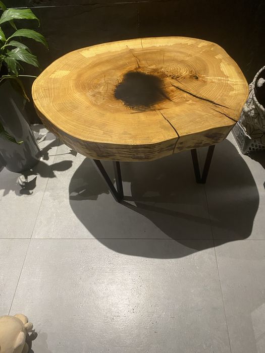 Stolik z dużego plastra jesionu z żywicą loft