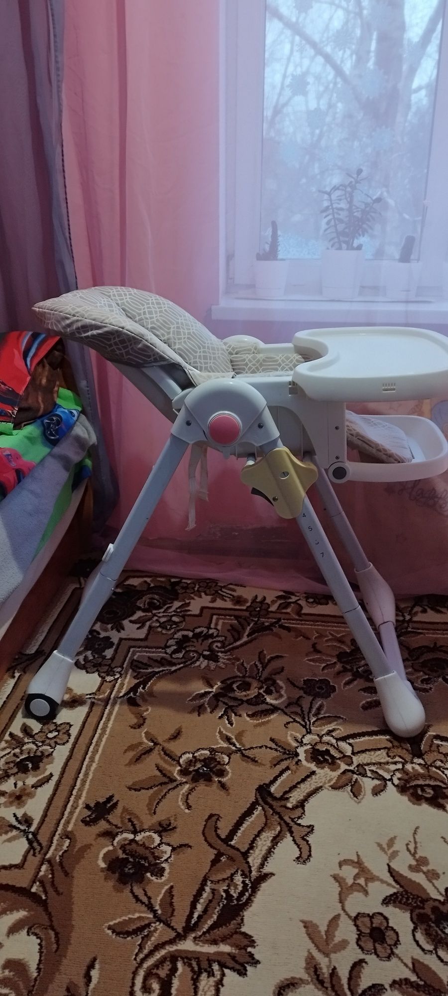 Стілець для годування