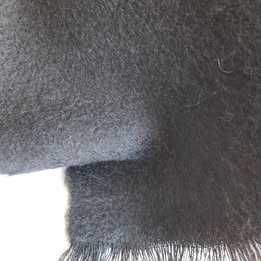 Manta mohair preta com franja nas pontas *