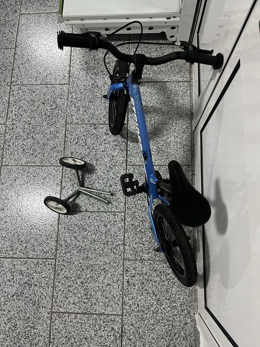 Biclcleta e triciclo de crianca