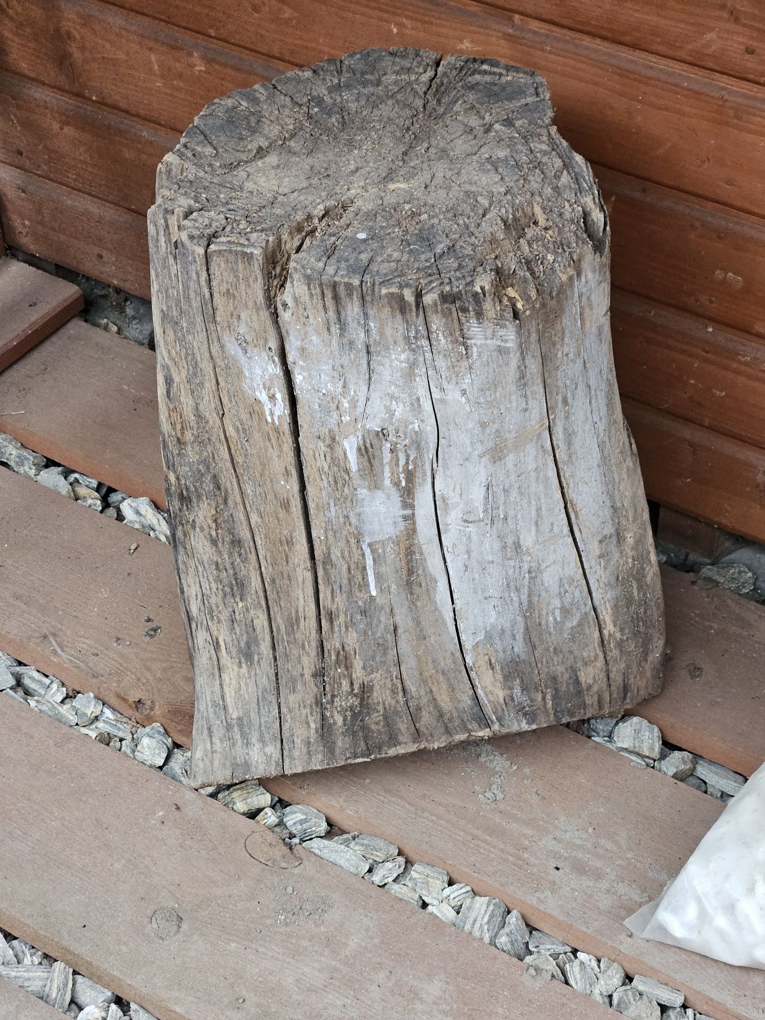 Oddam pieniek pień do łupania drewna