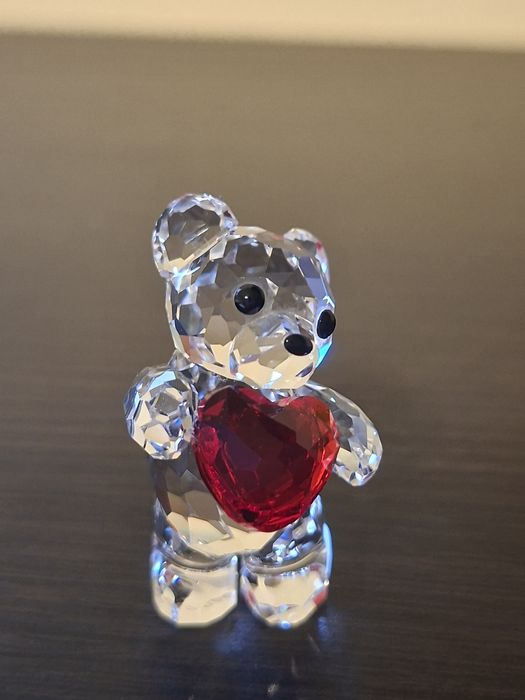 Kryształowy miś Kris Swarovski z czerwonym sercem "A Heart For You”