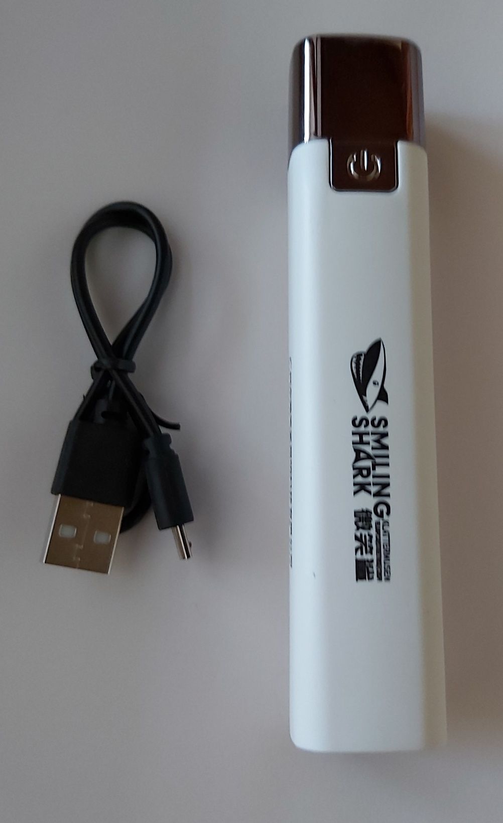 Latarka LED ładowana pod USB smiling shark Biała