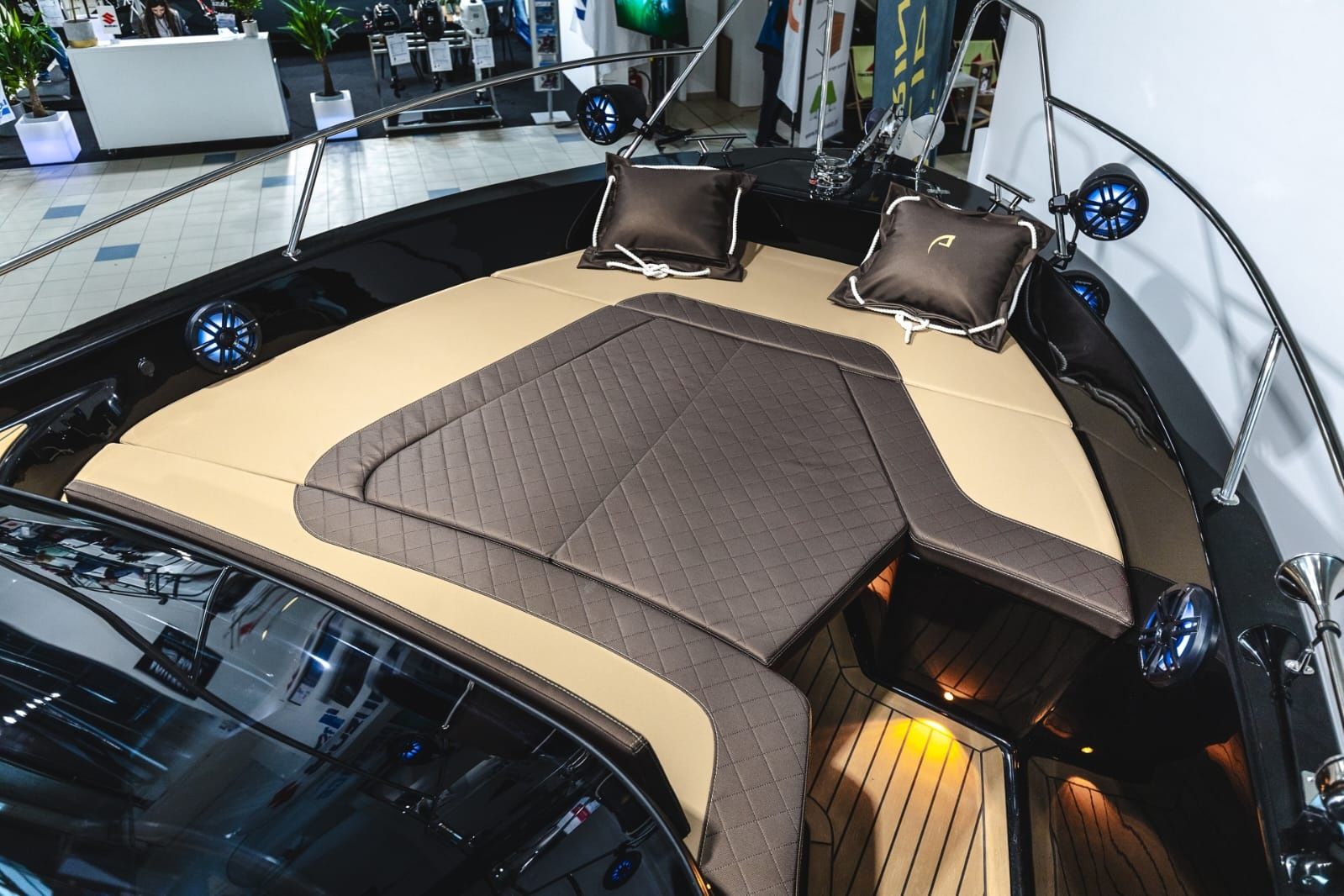 Jacht Motorowy Hybrid 776 Luxury Edition motorówka sundeck kabina cabr