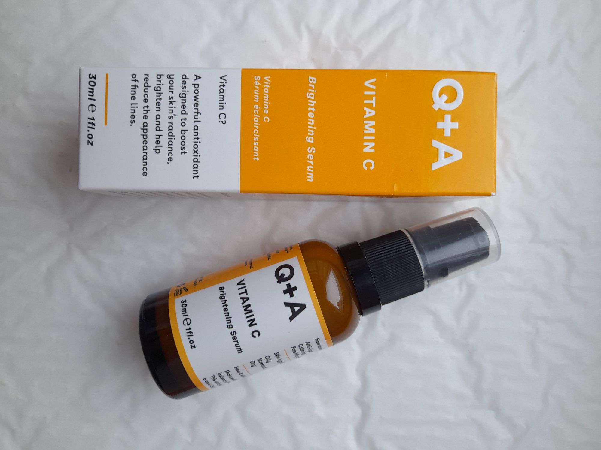 Освітлювальна сироватка для обличчя
Q+A Vitamin C Brightening Serum