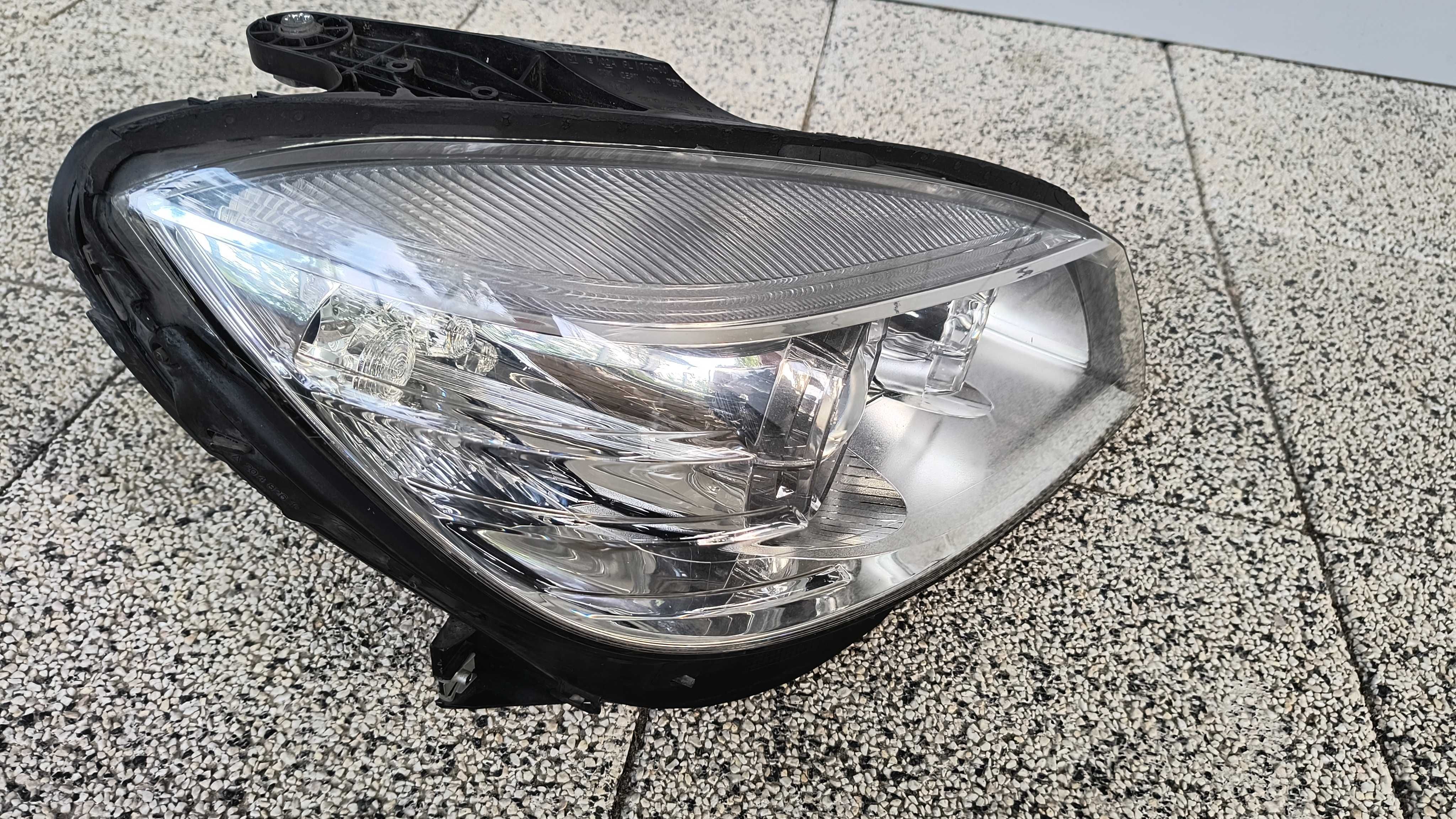 Lampa przednia prawa bixenon  C-klasa W204  nie skrętny  ładna