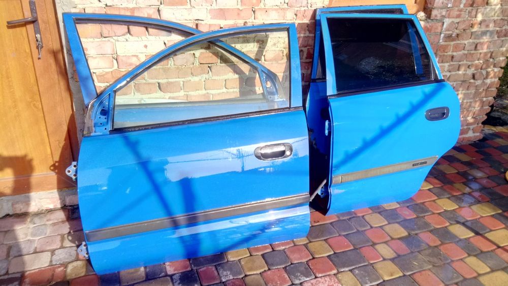 Mitsubishi Space Star  Двері.