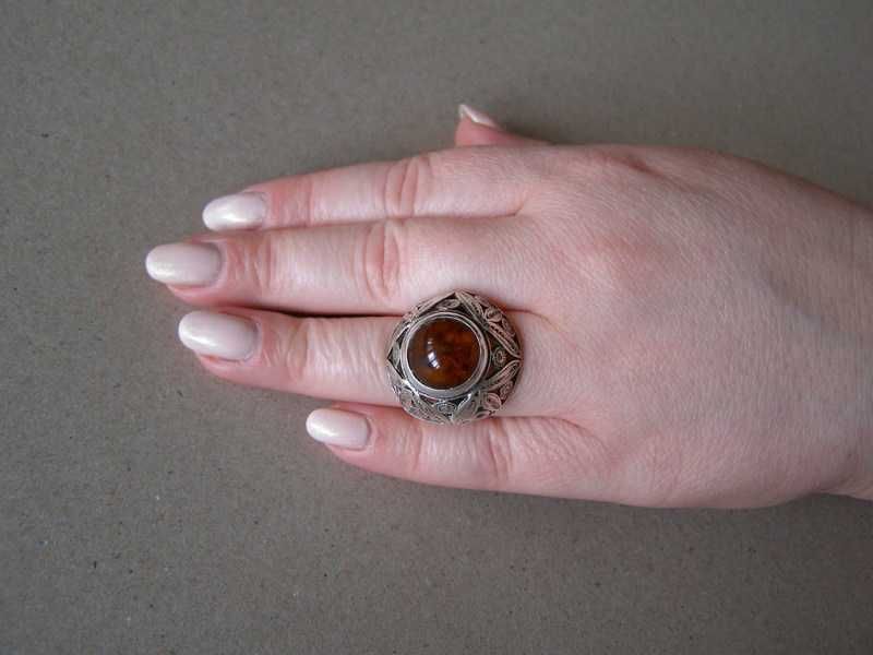 Srebrny pierścionek Imago Artis - kopułka z bursztynem .