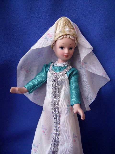 Фарфоровая кукла в свадебном костюме Псковской губернии