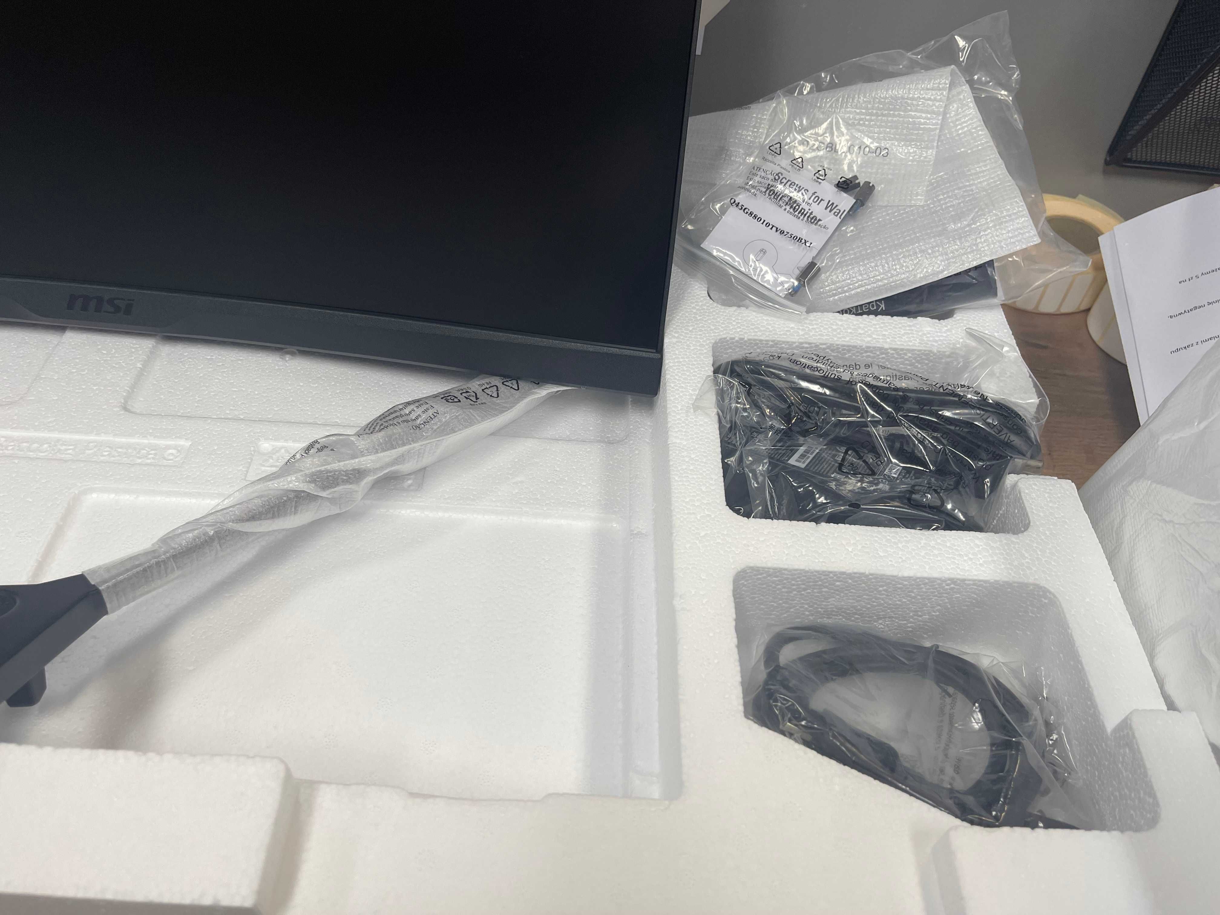 Monitor Gamingowy MSI G272CQP 27" zakrzywiony, uszkodzona matryca