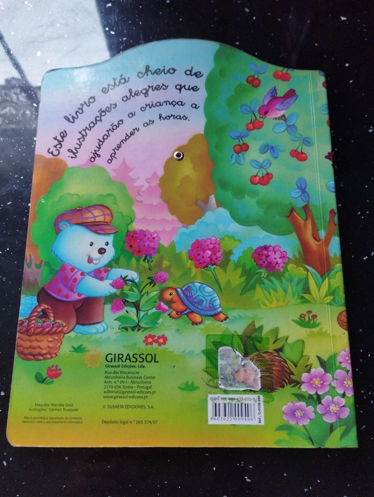 Vende se vários livros de criança