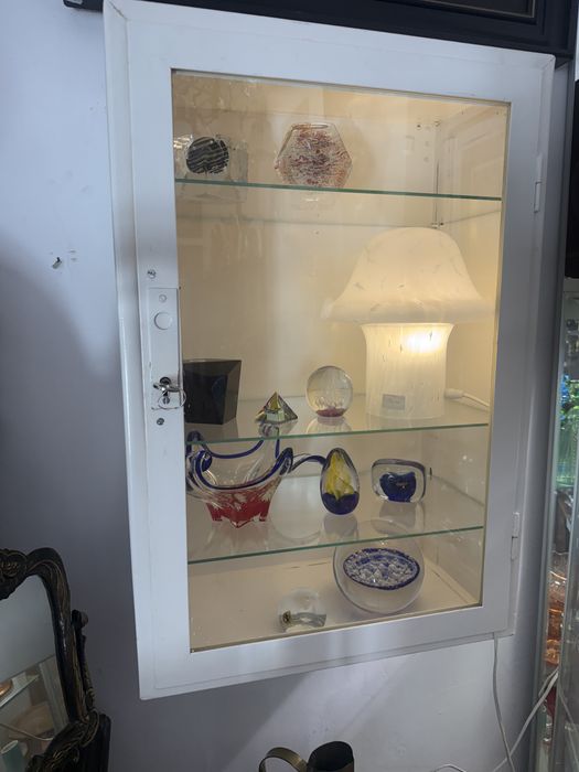 Piekna metalowa szafka apteczna