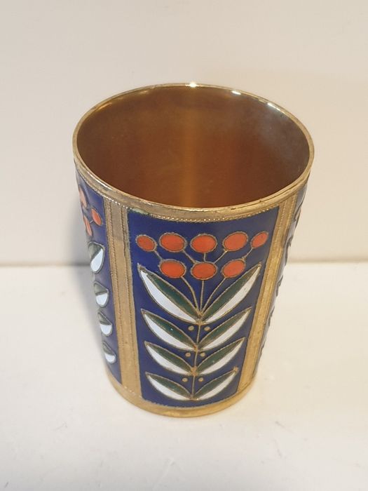 Antigo copo de vodka russo dourado e esmaltado