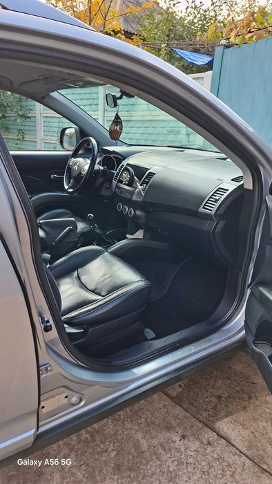 Автомобиль митсубиси аутлендор