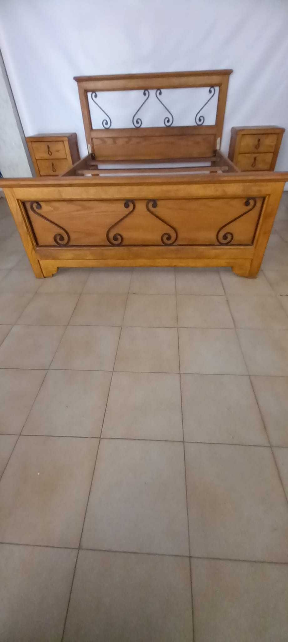 Cama e duas mesas cabeceira