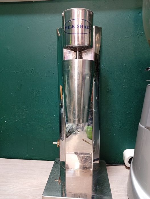 Продам меблі та обладнання для кав'ярні