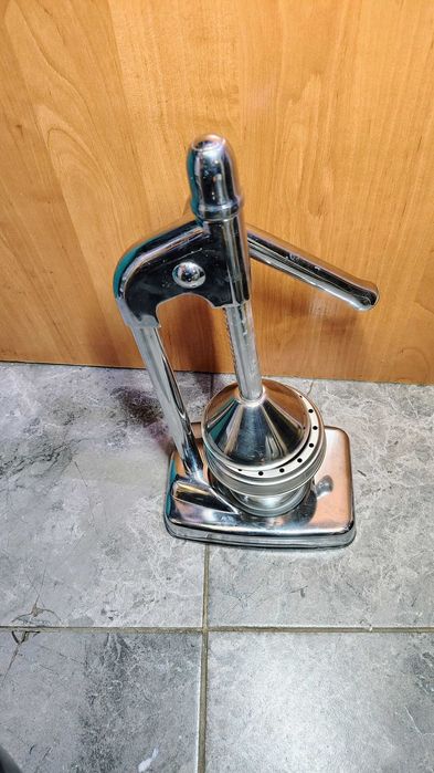 Metalowa wyciskarka do cytrusów - ręczna