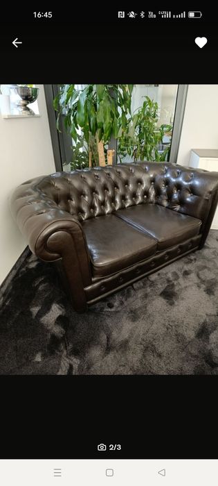 Dwuosobowa sofa w stylu Chesterfield