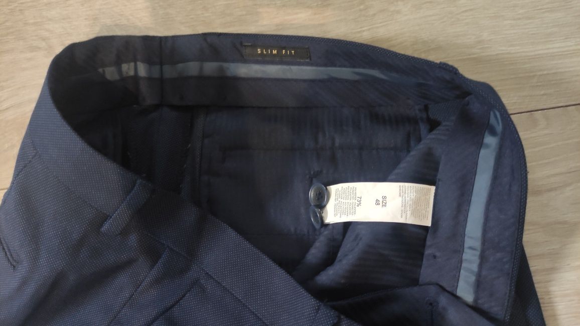 Męski granatowy garnitur Reserved 48-50, slim fit.